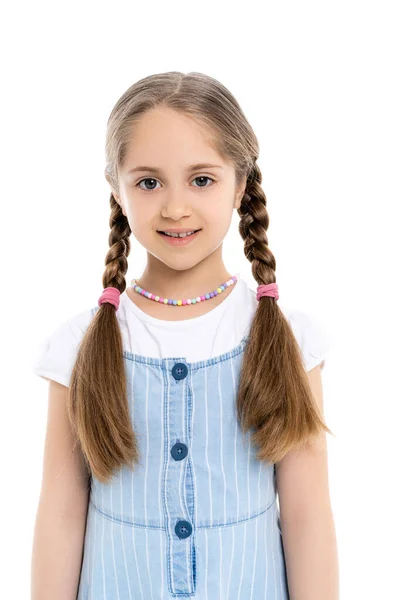 Задоволена дівчина в різнокольоровому намисті дивиться на камеру ізольовано на білому — стокове фото
