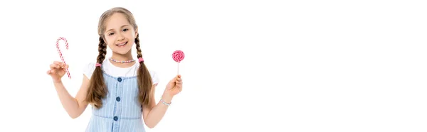Menina no colar colorido segurando pirulito e cana-de-açúcar isolado no branco, banner — Fotografia de Stock