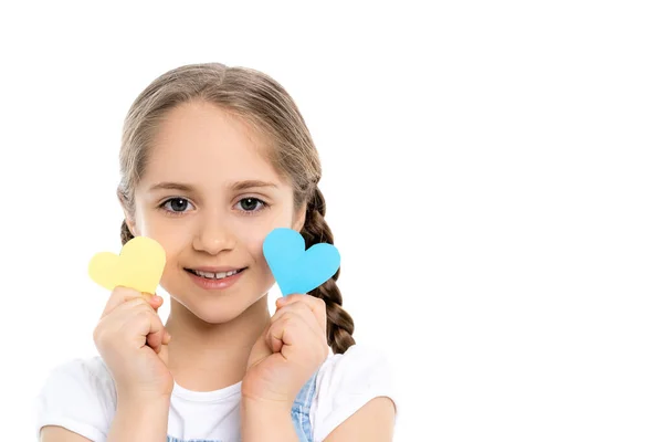 Lächelndes ukrainisches Mädchen mit Papierherzen in den blau-gelben Nationalfarben isoliert auf Weiß — Stockfoto