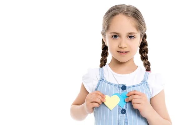 Mädchen mit blauen und gelben Papierherzen blickt isoliert auf weiße Kamera — Stockfoto