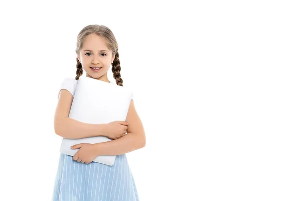 Fröhliches Mädchen mit Laptop blickt auf Kamera isoliert auf weiß — Stockfoto