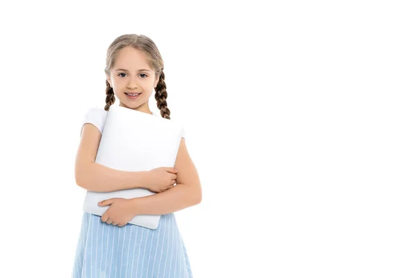 Alegre chica con portátil mirando a la cámara aislada en blanco - foto de stock