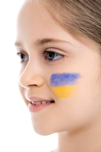 Portrait rapproché de fille positive avec drapeau ukrainien sur le visage isolé sur blanc — Photo de stock