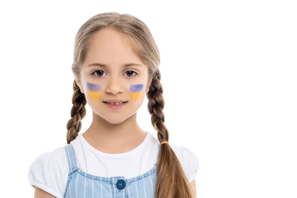 Porträt eines lächelnden Mädchens mit ukrainischen Nationalflaggen auf dem Gesicht isoliert auf weiß — Stockfoto