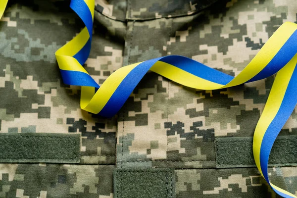 Vue du dessus du ruban bleu et jaune sur uniforme militaire — Photo de stock