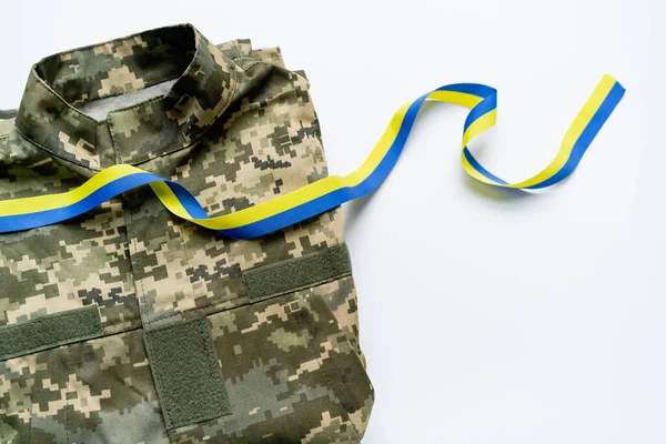 Vue du dessus du ruban bleu et jaune sur uniforme militaire sur fond blanc — Photo de stock