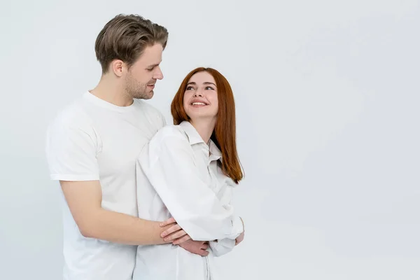 Fröhliche Frau schaut Freund isoliert auf Weiß an — Stockfoto