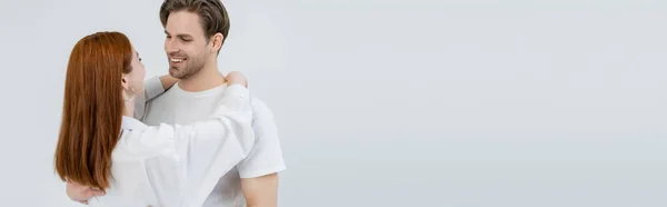 Jeune femme en chemise embrassant petit ami souriant isolé sur blanc, bannière — Photo de stock