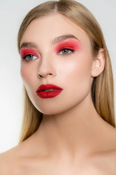 Ritratto di graziosa modella con trucco rosso distogliendo lo sguardo isolato sul grigio — Foto stock