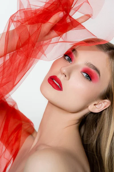 Mujer bastante cabellera con maquillaje rojo posando con tela aislada en gris - foto de stock