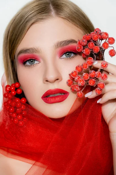 Жінка з червоними губами і тканиною тюлю, що тримає ягоди ізольовані на білому — стокове фото