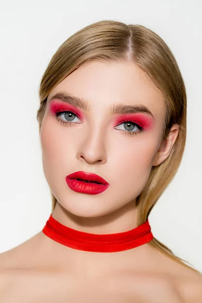 Portrait de jeune modèle avec visage rouge et fermeture éclair sur le cou isolé sur blanc — Photo de stock