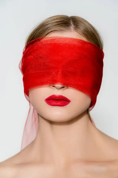 Femme aux épaules nues, lèvres rouges et tissu de visage isolé sur gris — Photo de stock