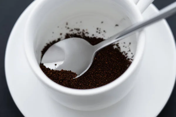 Close up view of ground coffee in cup with spoon - foto de stock