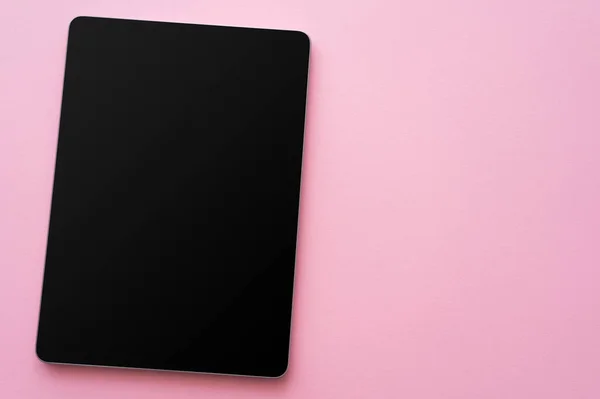 Draufsicht auf digitales Tablet mit leerem Bildschirm auf rosa — Stockfoto