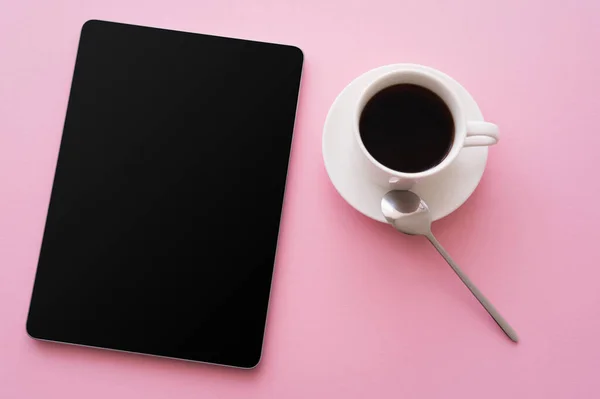 Draufsicht auf digitales Tablet mit leerem Bildschirm bei Tasse Kaffee auf rosa — Stockfoto