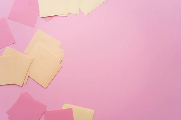 Top view of empty pastel paper notes on pink — Fotografia de Stock