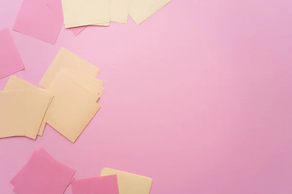 Top view of empty pastel paper notes on pink — Stockfoto