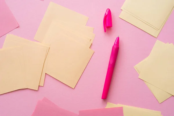 Top view of empty pastel paper notes near bright pen on pink — Fotografia de Stock