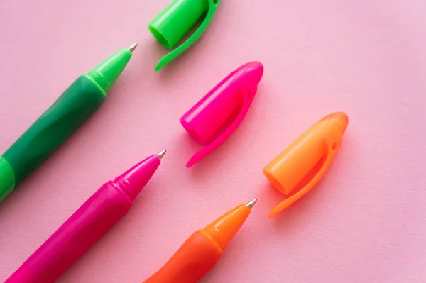 Вид зверху яскраві і барвисті ручки на рожевому — стокове фото