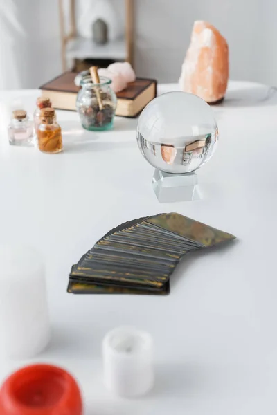 Candele di tarocchi e sfera magica sul tavolo — Foto stock