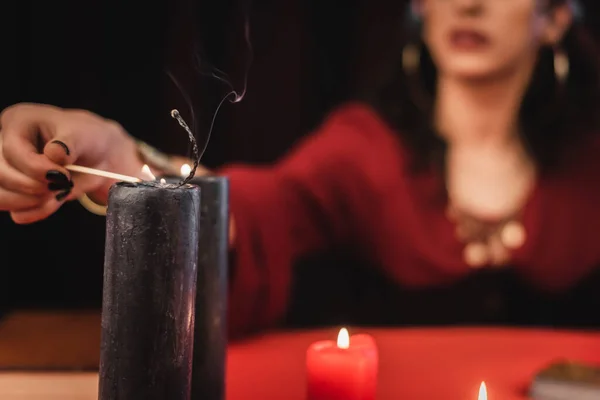 Обрізаний вид розмитої свічки середнього горіння ізольовано на чорному — стокове фото