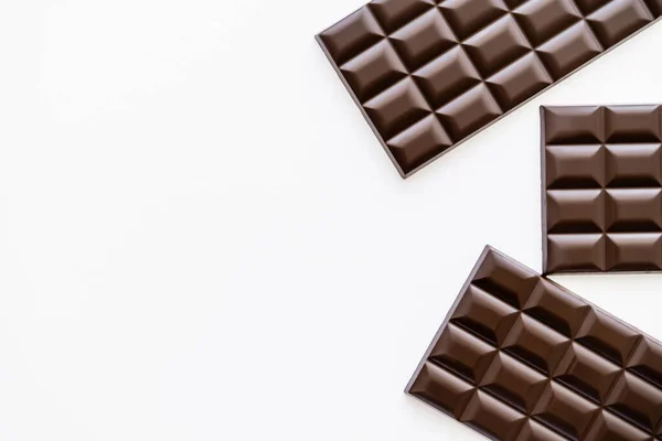 Vista dall'alto di barrette di cioccolato isolate su bianco — Foto stock