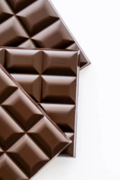 Vue du dessus des barres de chocolat brun isolées sur blanc — Photo de stock