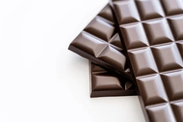 Bouchent la vue des tablettes de chocolat sur fond blanc — Photo de stock