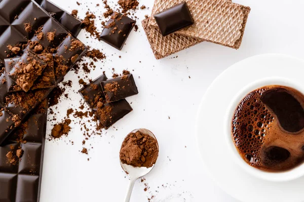 Vue du dessus de tasse de café, gaufres et chocolat sur fond blanc — Photo de stock