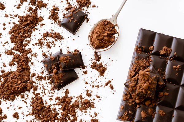 Draufsicht auf natürliches Kakaopulver und Schokolade auf weißem Hintergrund — Stockfoto