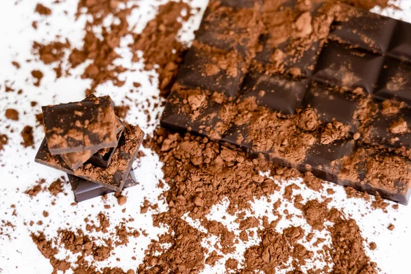 Draufsicht auf natürlichen Kakao und Schokolade auf weißem Hintergrund — Stockfoto