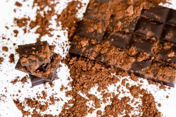 Top view of natural cocoa and chocolate on white background - foto de stock