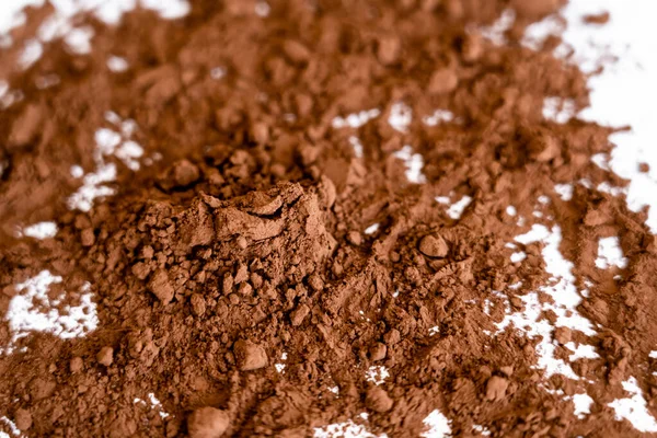 Nahaufnahme von trockenem Kakao auf weißem Hintergrund — Stockfoto