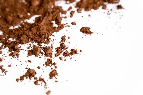 Vue rapprochée du cacao sec sur fond blanc avec espace de copie — Photo de stock