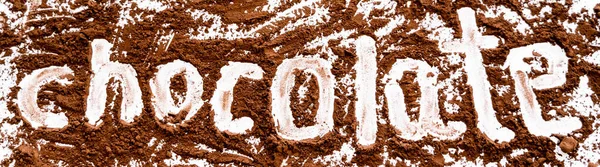 Vue du dessus du lettrage chocolat en poudre de cacao sur fond blanc, bannière — Photo de stock