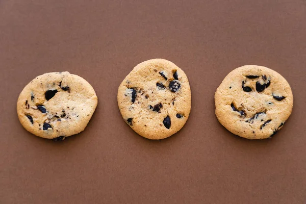 Top view of tasty cookies on brown background — стоковое фото