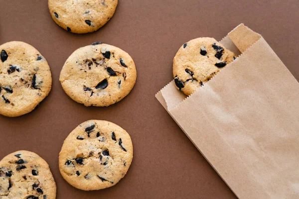 Top view of cookies and craft package on brown background — Foto stock