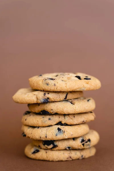 Vue rapprochée des biscuits aux pépites de chocolat sur fond brun — Photo de stock