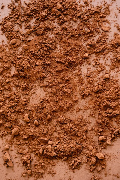 Vista superior del cacao en polvo sobre fondo marrón - foto de stock