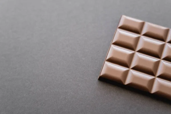 Vista dall'alto della tavoletta di cioccolato su sfondo nero con spazio di copia — Foto stock