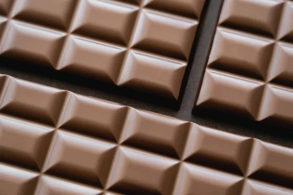 Vue du dessus des barres de chocolat sur fond noir — Photo de stock