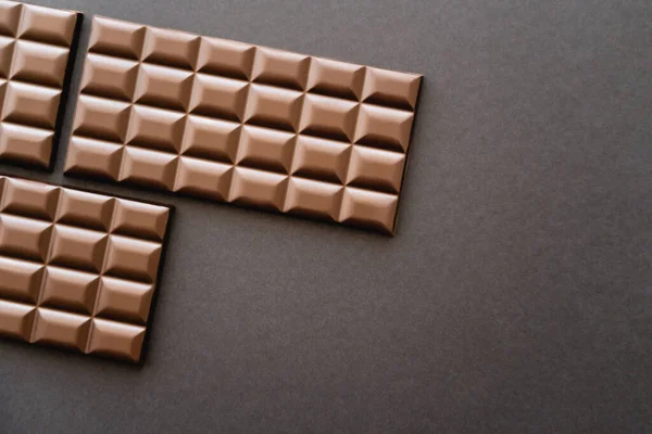 Vista superior de barras de chocolate en la superficie negra - foto de stock
