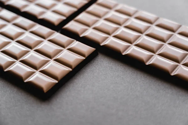 Vista de cerca de las barras de chocolate natural en la superficie negra - foto de stock