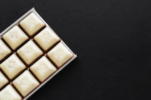 Vista dall'alto del cioccolato bianco sulla superficie nera — Foto stock