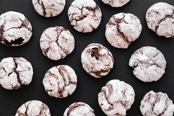 Vista superior de biscoitos com açúcar em pó sobre fundo preto — Fotografia de Stock