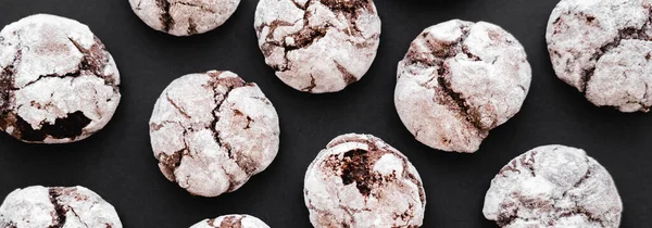 Vue du dessus des biscuits savoureux avec sucre en poudre sur fond noir, bannière — Photo de stock