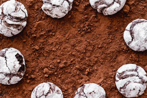 Vista superior del marco de las galletas en polvo de cacao - foto de stock