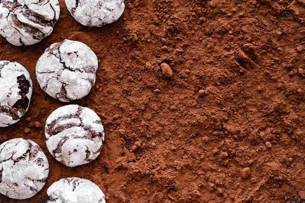 Vue du dessus des biscuits au sucre en poudre sur cacao — Photo de stock