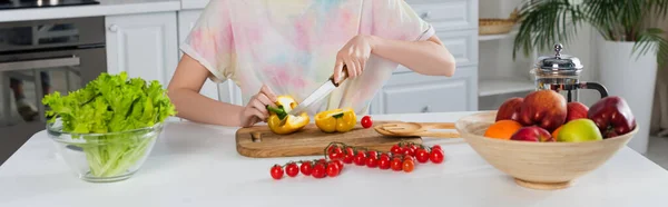 Vista cortada da mulher cortando pimentão perto de tomates cereja, alface e frutas frescas, bandeira — Fotografia de Stock